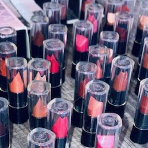 HUGE 75 pc LOT AVON LIPSTICKS GLOSSES +MORE!- GREAT FOR PRETEEN/DRESS UP PARTIES - Picture 1 of 12